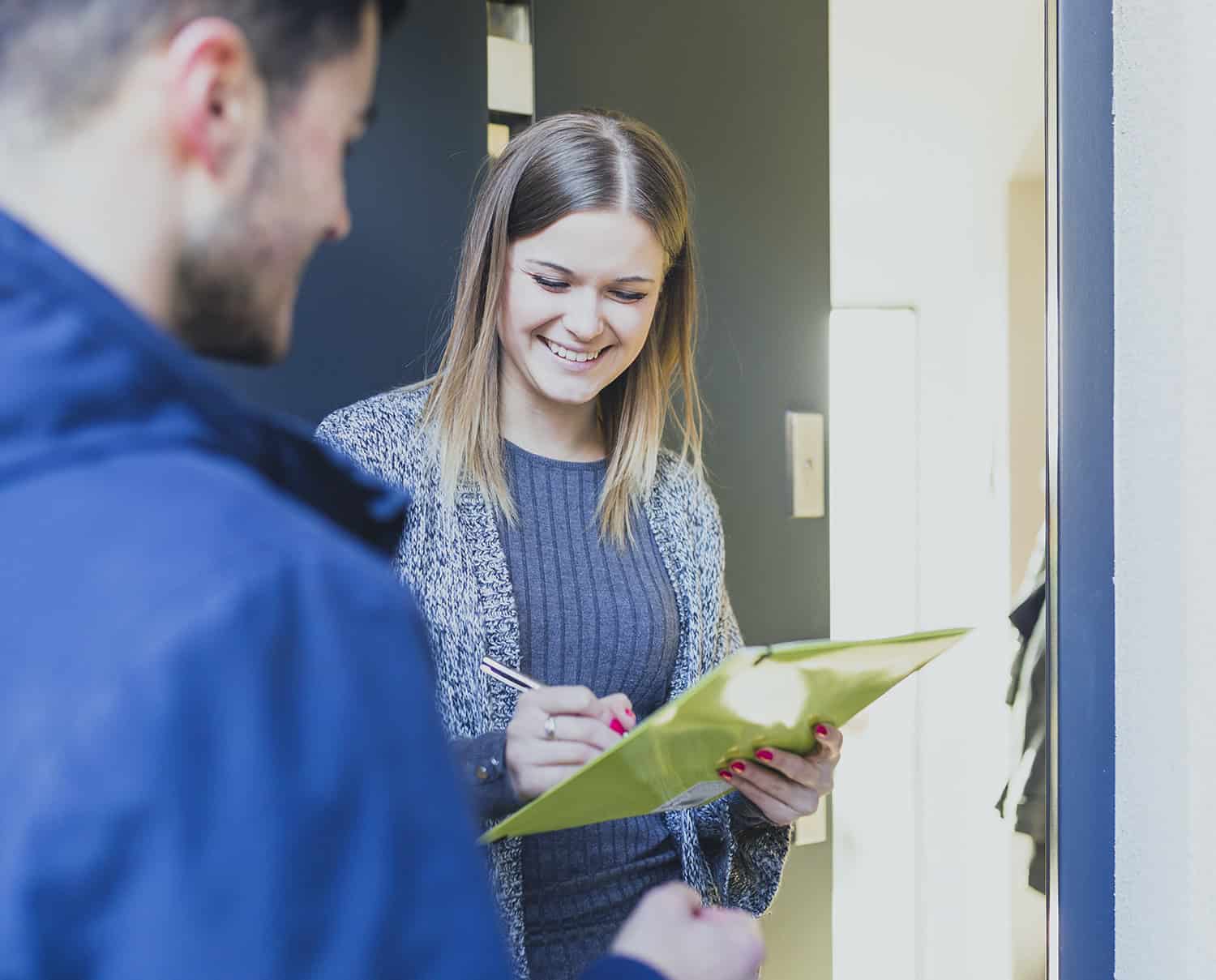 Asentaja tulee kotiin asentamaan ilmavesilämpöpumpun