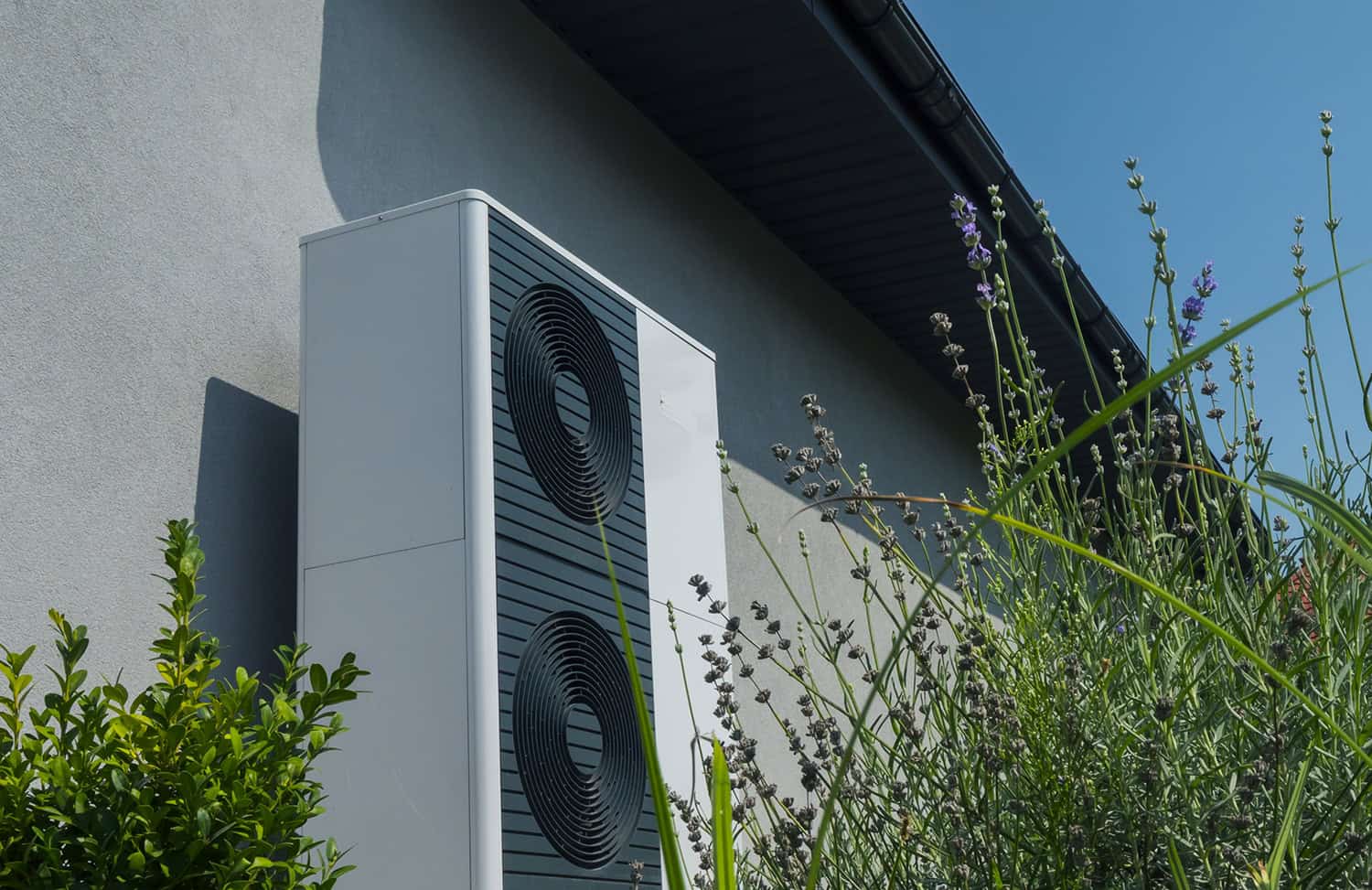 Lämpöpumppu talon seinässä.