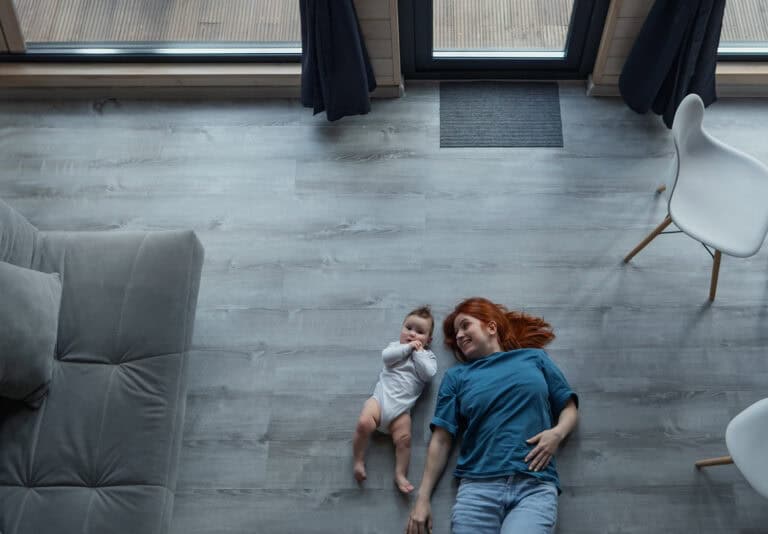 Äiti ja lapsi energiatehokkaassa kodissa