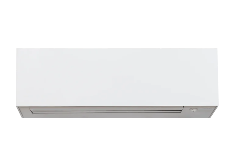 Valkoinen Toshiba Arctic White -ilmalämpöpumpun sisäyksikkö asennettuna vaalealle seinälle.