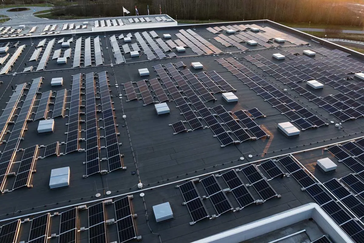 Älykästä energiaa logistiikkaan: Aurinkovoimala ja akusto leikkasivat terminaalin huipputehot