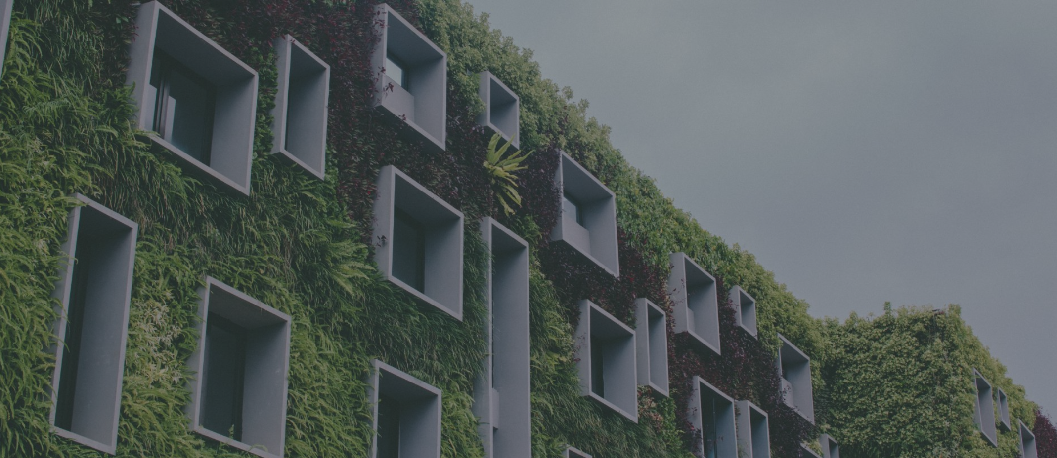 Moderni asuinkiinteistö ja energiajärjestelmä. Kattava energiaremontin opas 2025 taloyhtiöille ja yrityksille. Renewe Group Oy.