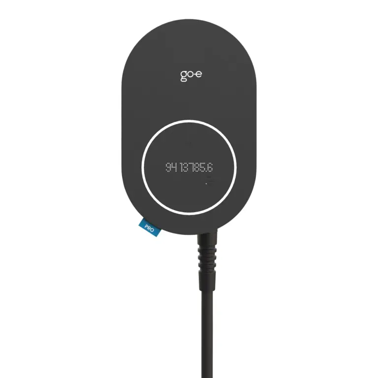 go-e Charger PRO sähköauton latausasema seinäasennuksessa, MID-mittarilla varustettu.