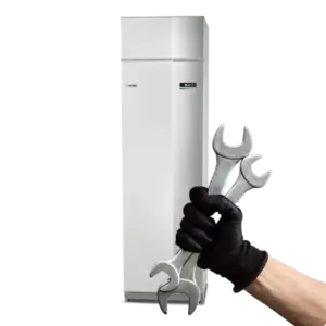 Käsi pitelee avaimia, poistoilmalämpöpumpun huolto.