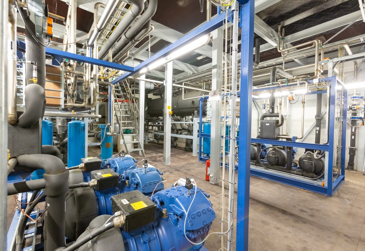 Teollisuuskylmälaitos – kompressorit ja putkistot kylmätekniikan ammattikohteessa
