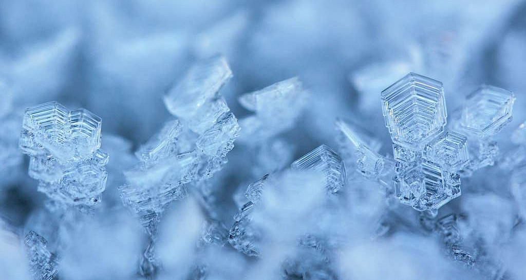 Kylmätekniikka – jääkiteiden lähikuva symboloi kylmäalan tarkkuutta ja ammattitaitoa