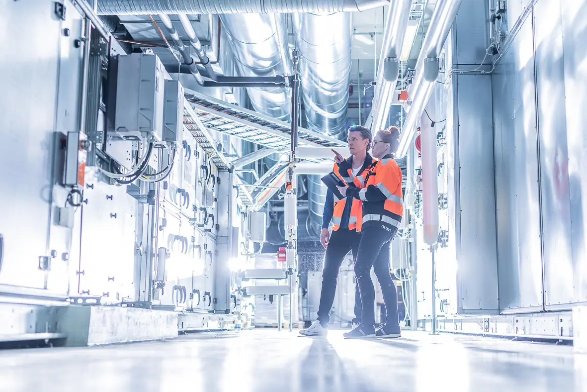 Energianhallinta kiinteistössä – älyohjausjärjestelmä yhdistää aurinkopaneelit, lämpöpumput ja latauksen Renewen kokonaisratkaisuna