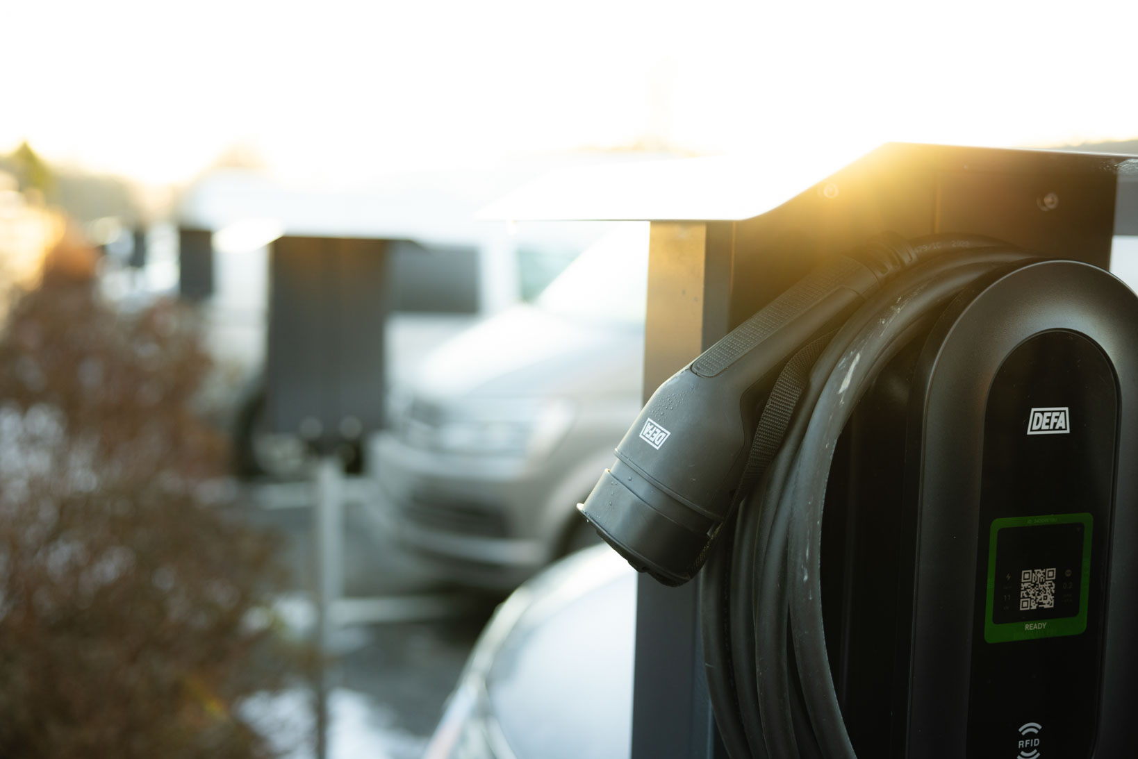 Pieni taloyhtiö, iso harppaus energiatehokkuudessa – aurinkovoimalat ja latausasemat modernisoivat asunto-osakeyhtiön Espoossa